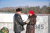 Караидельцы возложили венки к памятнику Воину-освободителю