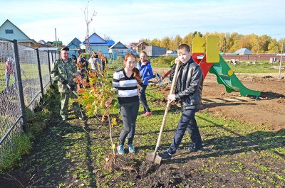 В зарождающемся парке на улице Парковой школьники посадили деревья