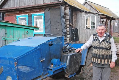 Мукамиль Харипов из Урюш-Битуллино   смастерил трактор.