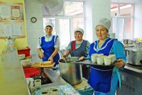 Повара Кирзинской СОШ готовят вкусные блюда для школьников