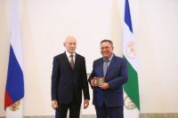  Директор ООО "Альпийский" В.Фаизов получил награду из рук Главы республики