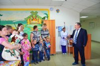 1 июня глава администрации МР И.Гарифуллин вручил подарки детскому отделению Караидельской ЦРБ