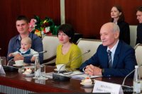 Рустэм Хамитов поручил расширить категории молодых семей, имеющих право на выплату 300 тысяч рублей за первенца