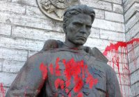В Башкирии несовершеннолетний вандал глумился над памятником воинам-победителям Великой Отечественной войны 1941-1945 гг. 