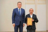 Радий Хабиров вручил нашему земляку - лесорубу Алмазу Гафарову диплом конкурса "Лучший по профессии"