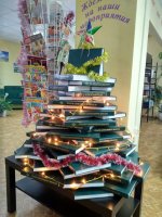 Работники библиотечной системы района "собрали" елки из книг