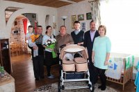 Семье Кокшаровых подарили коляску для родившейся двойни